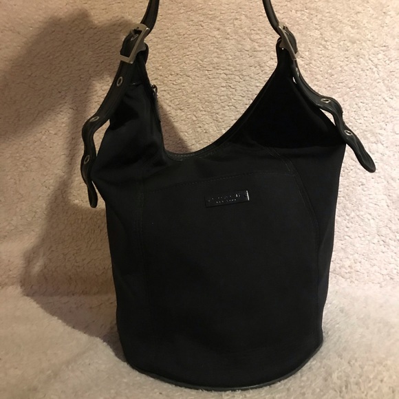 Round Coach - Picture 2 of 6